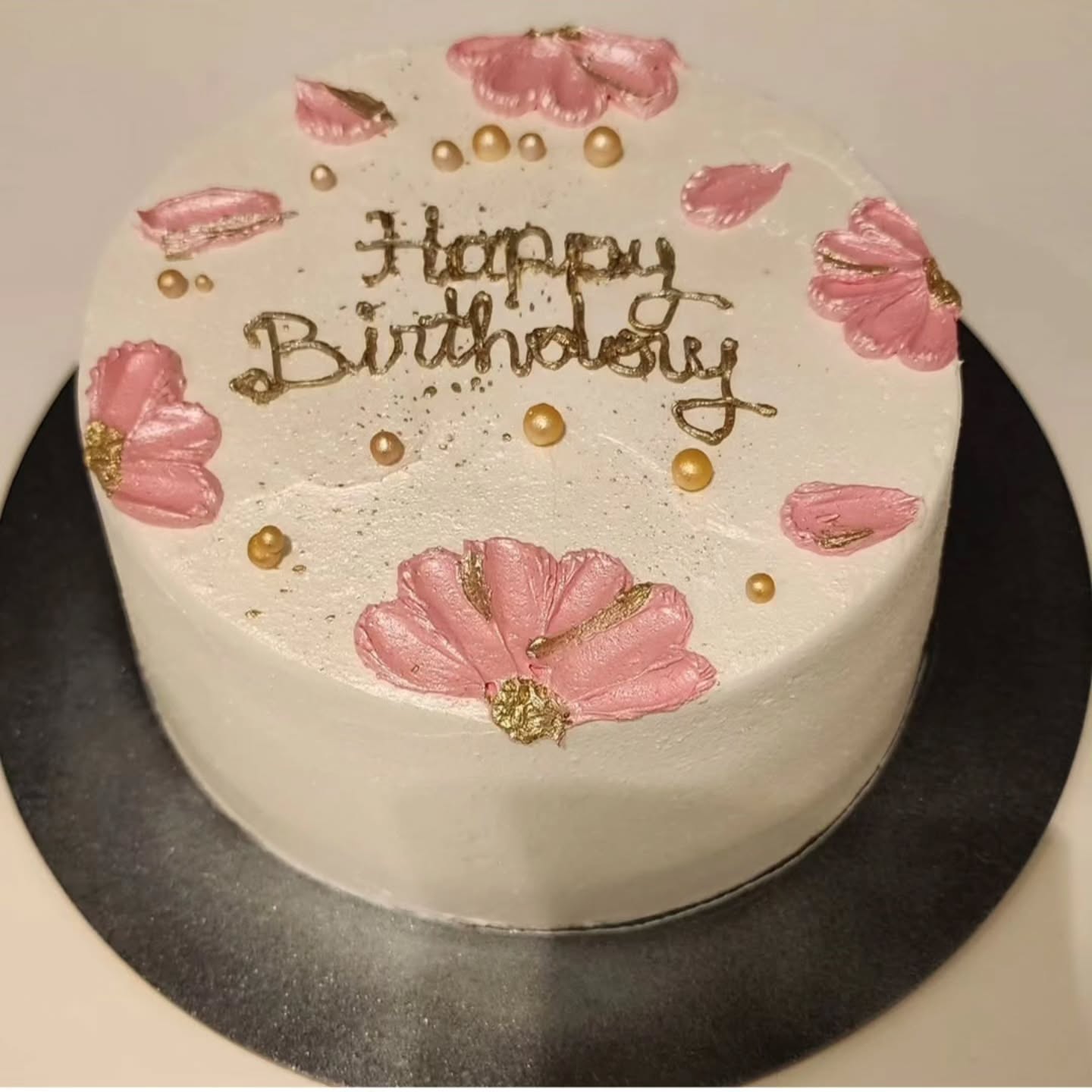 Tortë ditëlindjeje e bardhë me lule rozë – Torte Linda