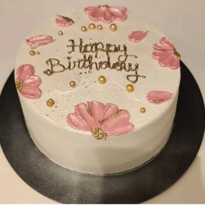 Tortë ditëlindjeje e bardhë me lule rozë