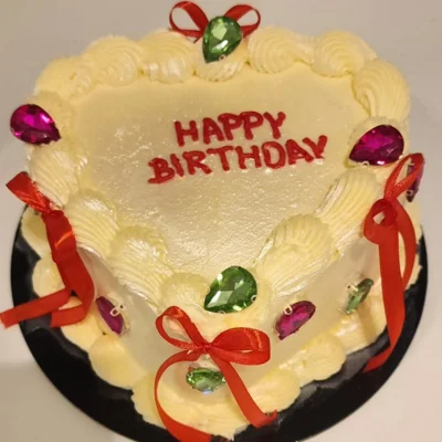 Tortë zemër Happy Birthday me fjongo të kuqe