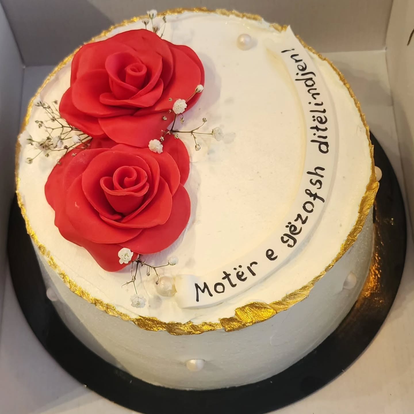 Tortë ditëlindjeje me trëndafila të kuq – Torte Linda