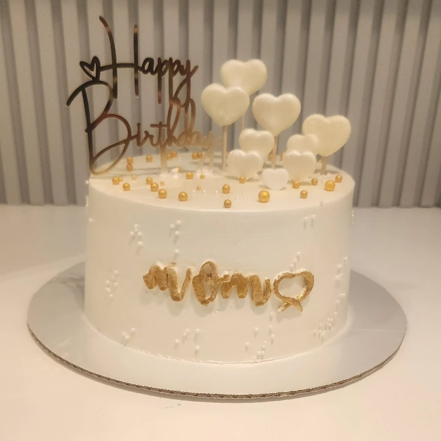 Tortë e bardhë ditëlindjeje për mami me zemra – Torte Linda