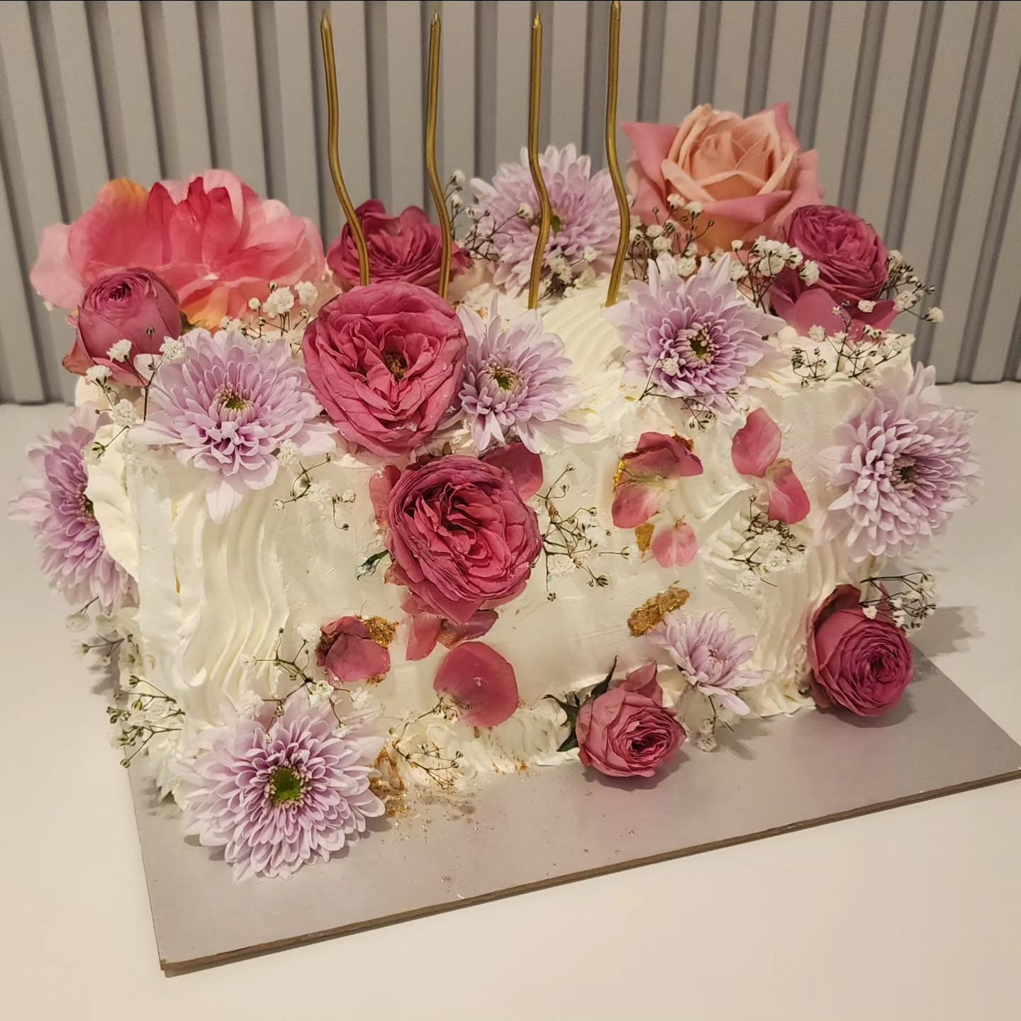 Tortë me lule të freskëta rozë dhe vjollcë – Torte Linda