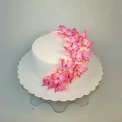 Tortë ditëlindjeje e bardhë me flutura rozë