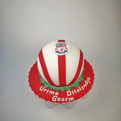 Tortë për djem në formë topi futbolli