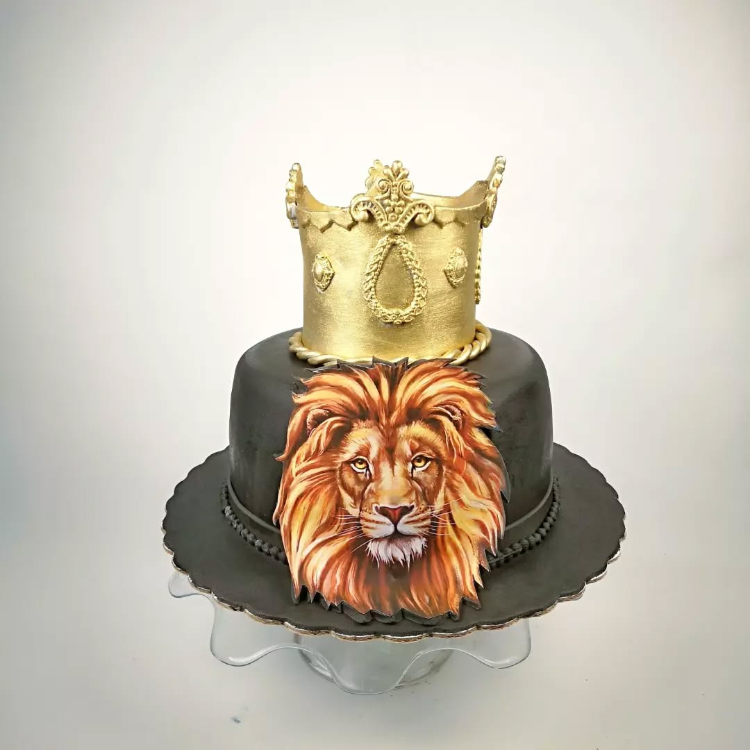 Tortë ditëlindjeje me luan dhe kurorë ari – Torte me porosi - Kiki Cake