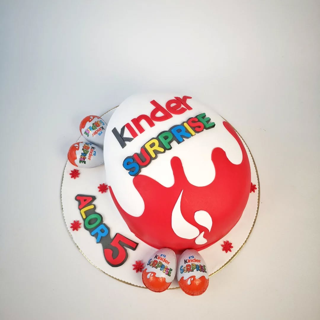 Tortë ditëlindjeje me temë Kinder Surprise – Torte me porosi - Kiki Cake