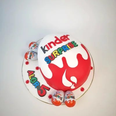 Tortë ditëlindjeje me temë Kinder Surprise