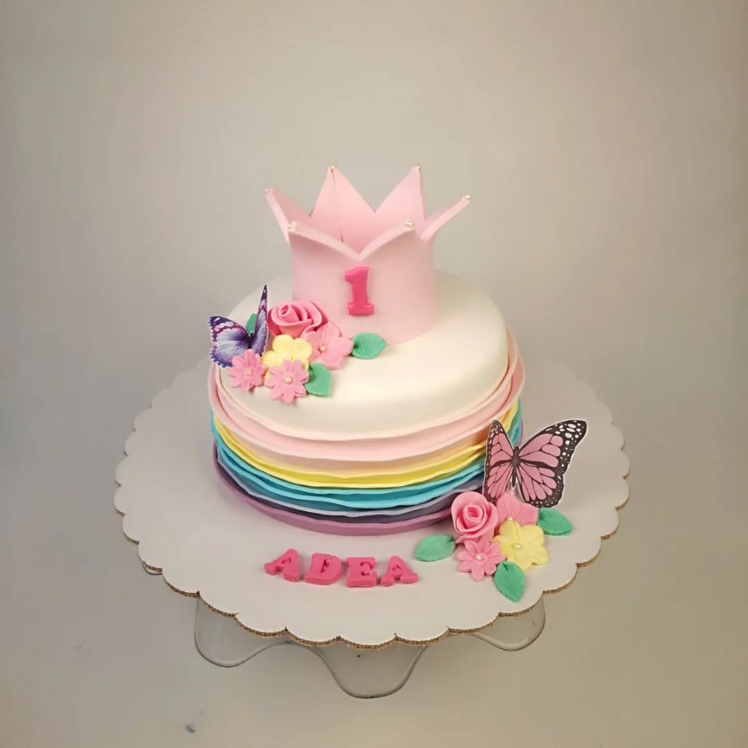 Tortë ditëlindjeje për vajza me kurorë dhe flutura – Torte me porosi - Kiki Cake
