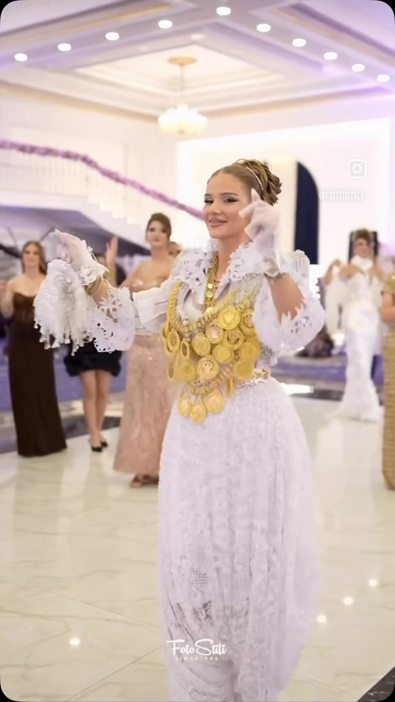 Veshje tradicionale e bardhë me dantellë dhe ar – Traditional Couture Tina