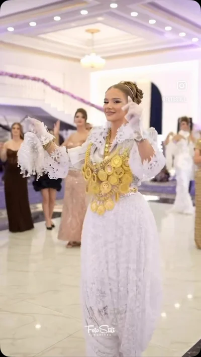 Veshje tradicionale e bardhë me dantellë dhe ar
