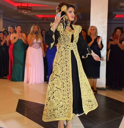 Mantel tradicional nusërie me qëndisje ari