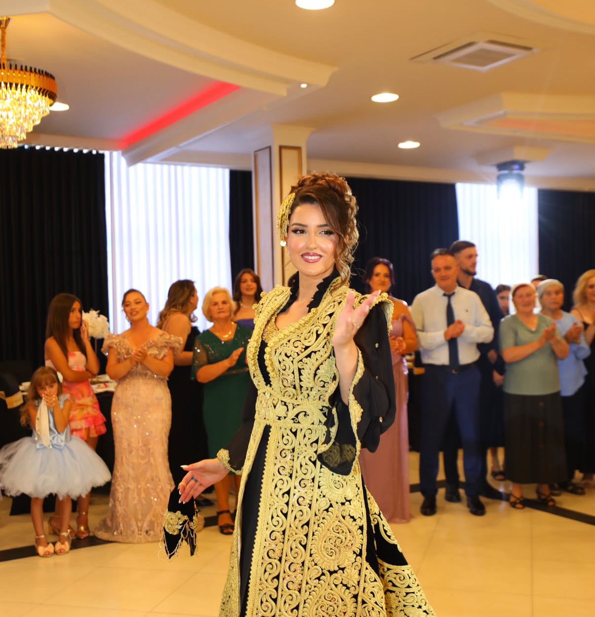 Mantel tradicional nusërie me qëndisje ari – Traditional Couture Tina (2)