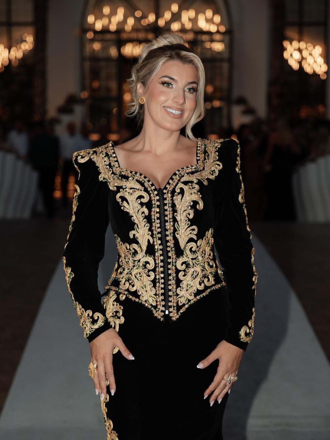 Fustan tradicional kadifeje i zi me qëndisje ari – Traditional Couture Tina (2)