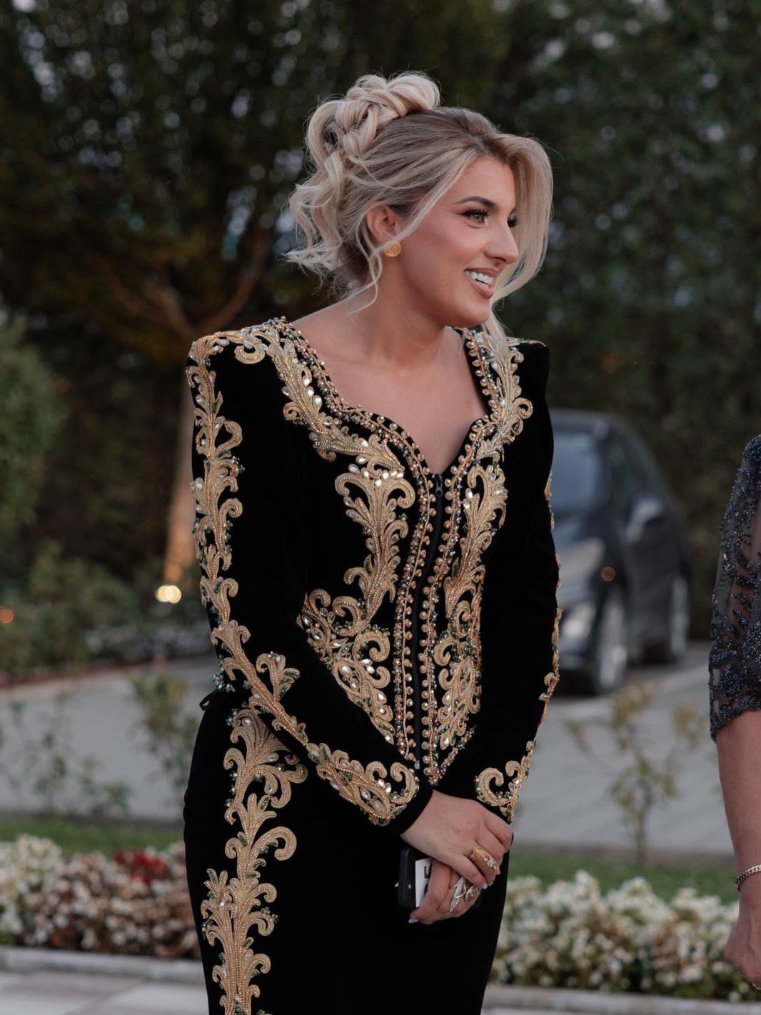 Fustan tradicional kadifeje i zi me qëndisje ari – Traditional Couture Tina (3)