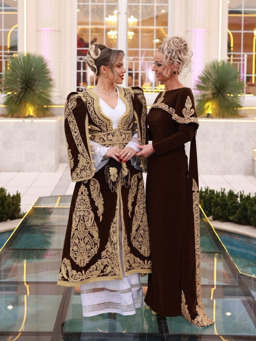 Veshje tradicionale kadifeje për nënë dhe bijë – Traditional Couture Tina