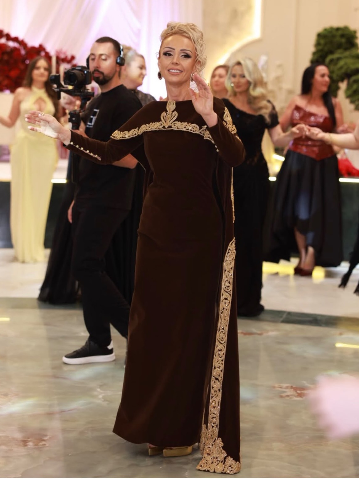 Veshje tradicionale kadifeje për nënë dhe bijë – Traditional Couture Tina (3)