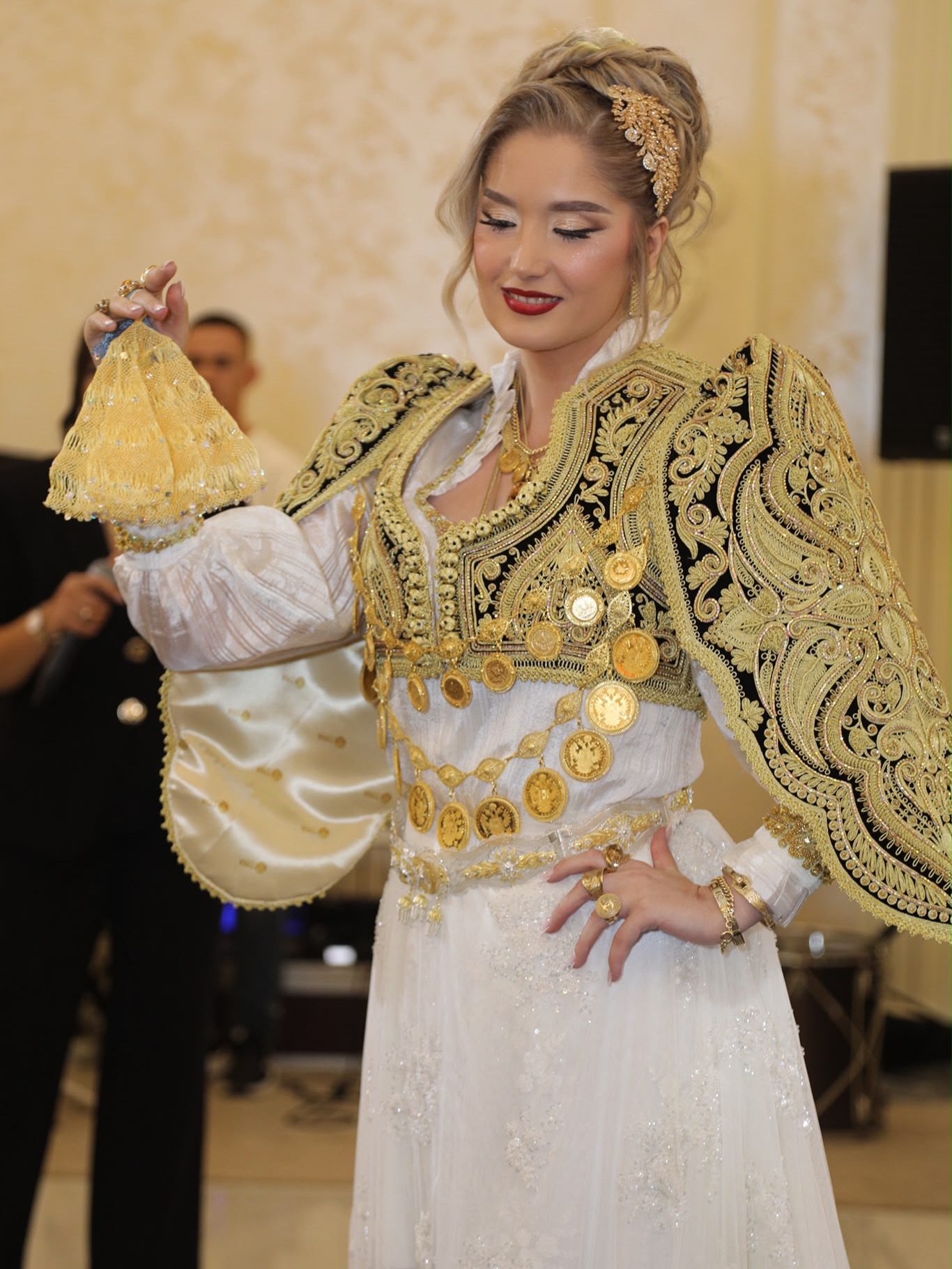 Veshje tradicionale nusërie e bardhë me xhaketë të qëndisur – Traditional Couture Tina