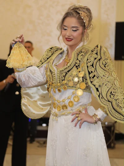 Veshje tradicionale nusërie e bardhë me xhaketë të qëndisur