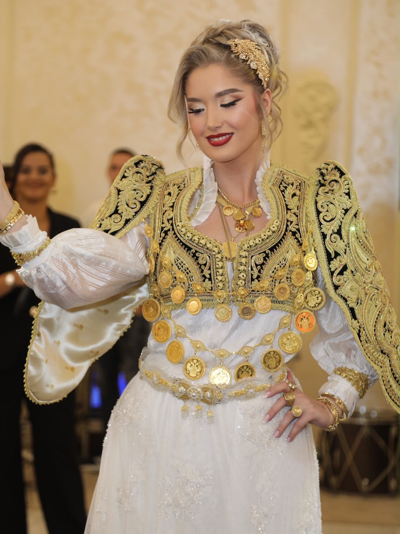 Veshje tradicionale nusërie e bardhë me xhaketë të qëndisur – Traditional Couture Tina (2)