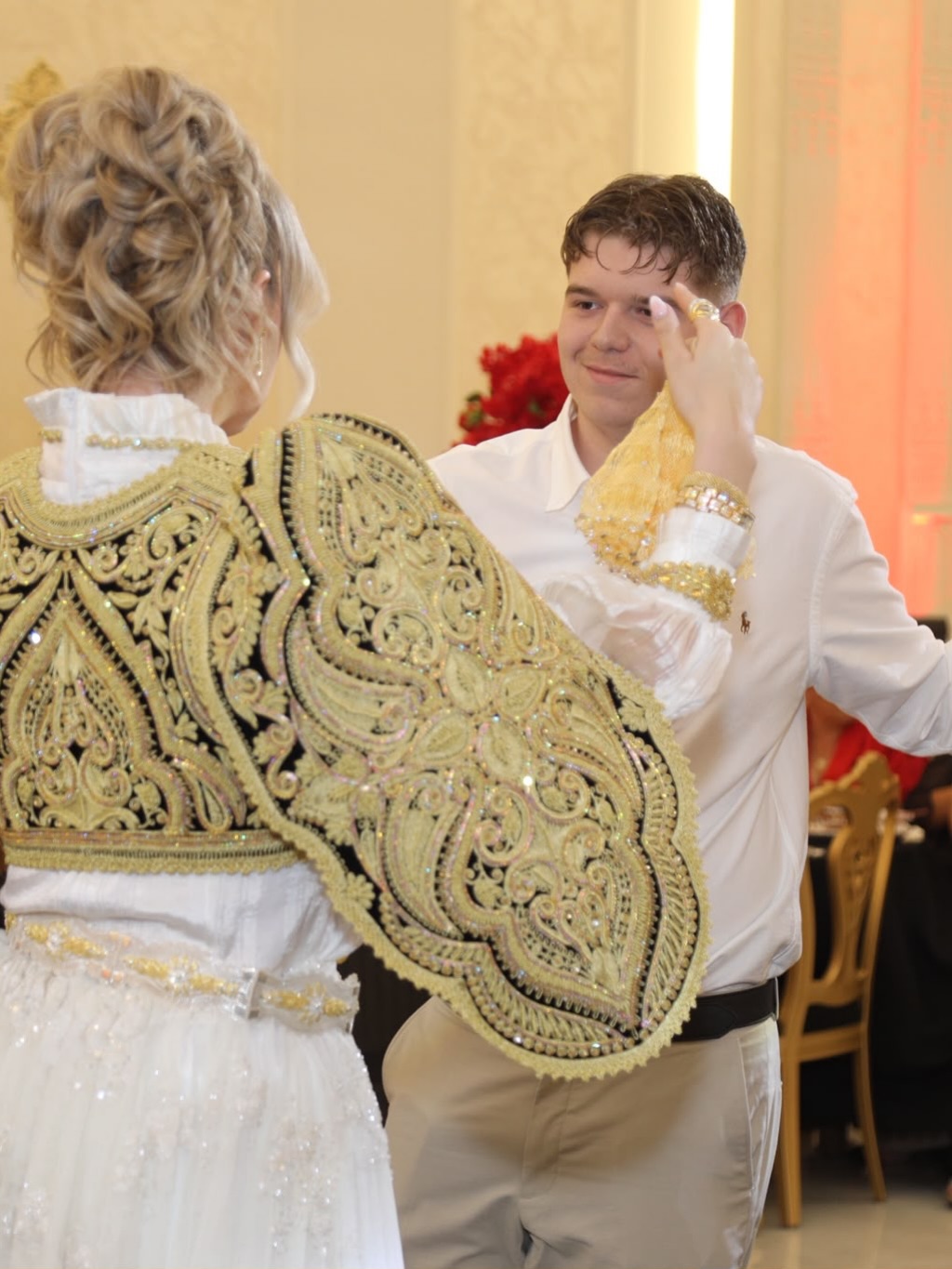 Veshje tradicionale nusërie e bardhë me xhaketë të qëndisur – Traditional Couture Tina (3)