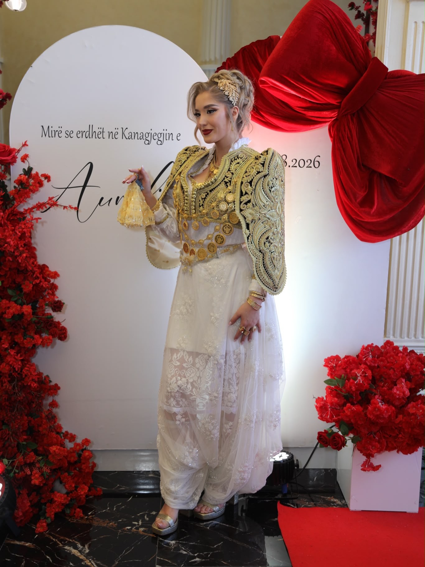 Veshje tradicionale nusërie e bardhë me xhaketë të qëndisur – Traditional Couture Tina (4)