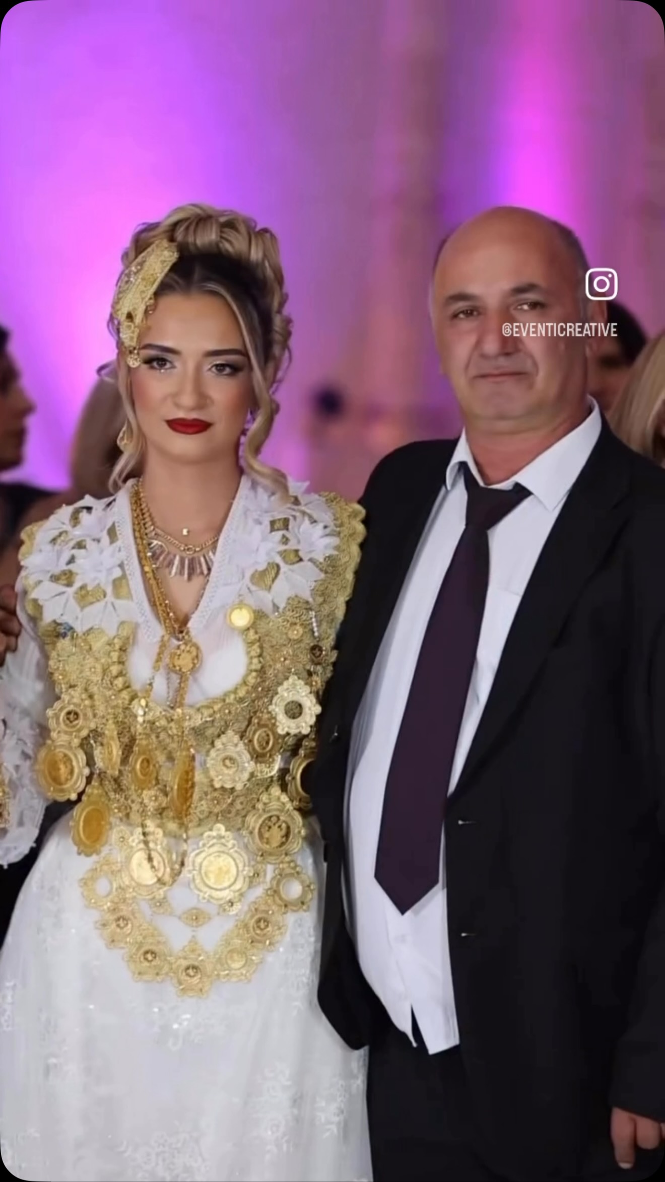 Veshje tradicionale e bardhë me jelek ari – Traditional Couture Tina