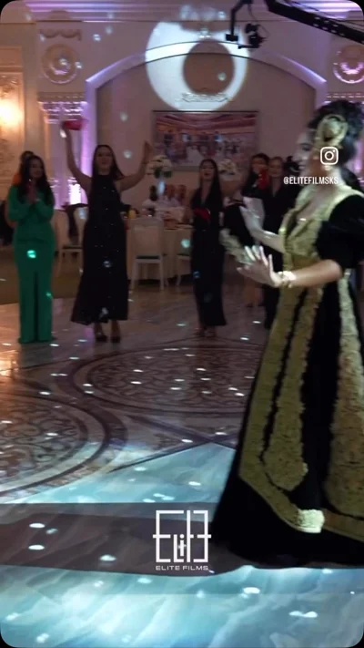 Veshje tradicionale e zezë me qëndisje ari