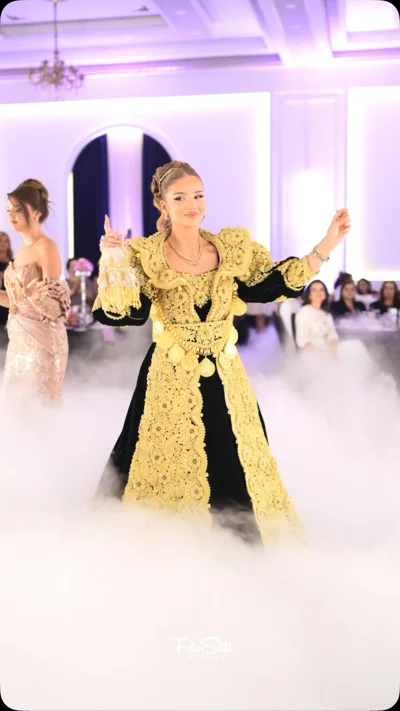 Veshje tradicionale nusërie e zezë dhe e artë