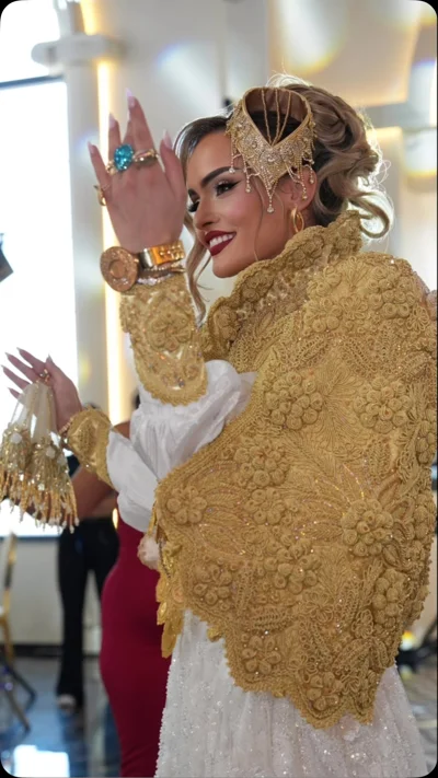 Veshje tradicionale nusërie me xhaketë të artë