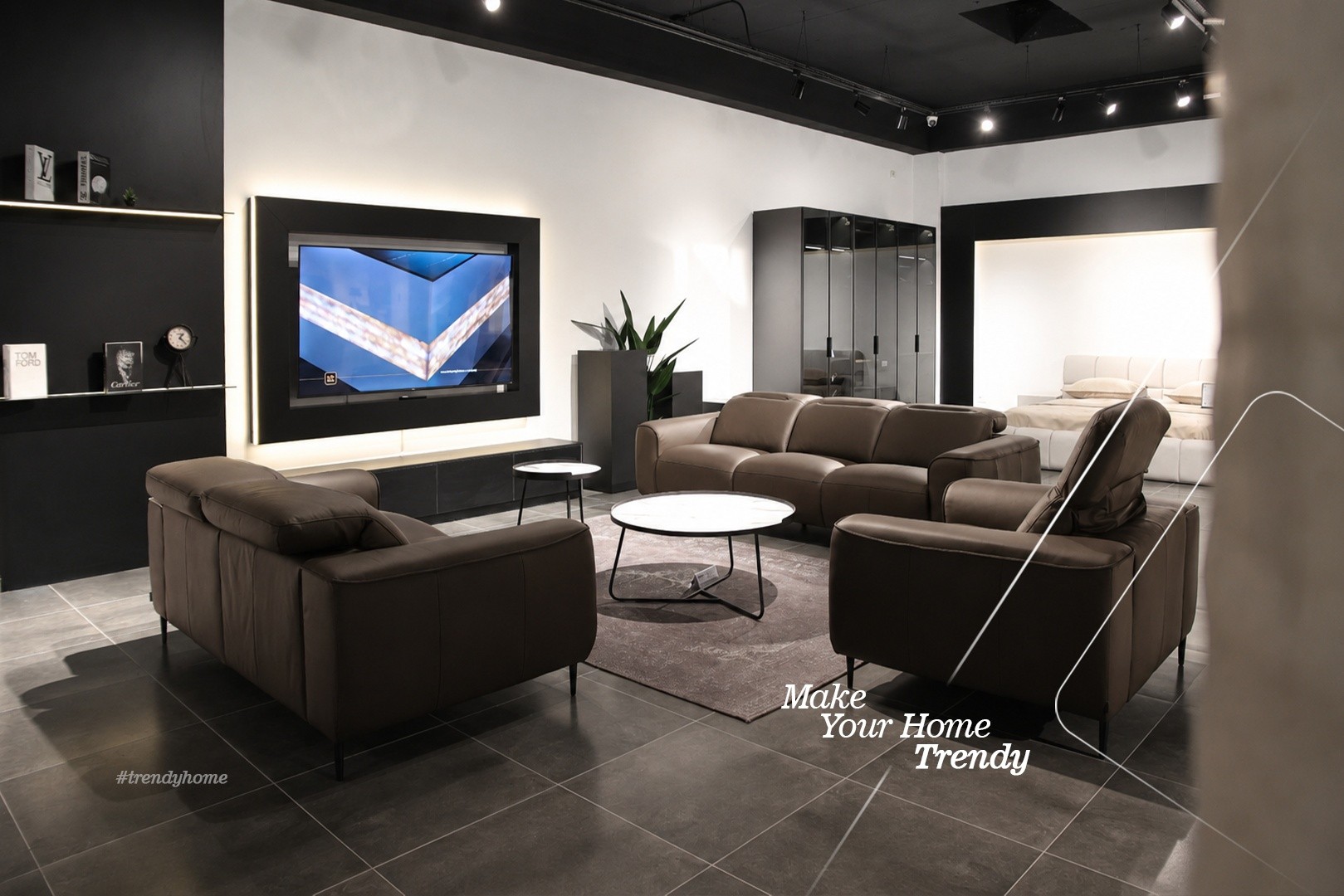 Dhomë ndenjeje me kolltukë lëkure dhe TV – Trendy Home