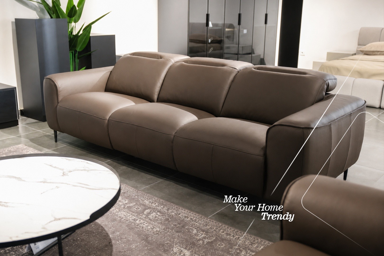 Dhomë ndenjeje me kolltukë lëkure dhe TV – Trendy Home (2)