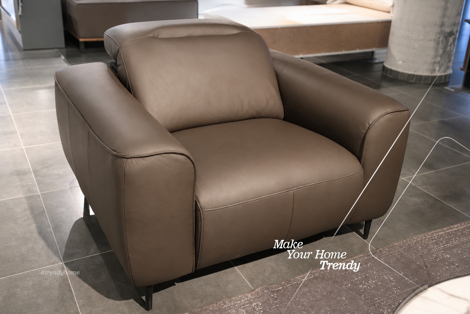Dhomë ndenjeje me kolltukë lëkure dhe TV – Trendy Home (4)