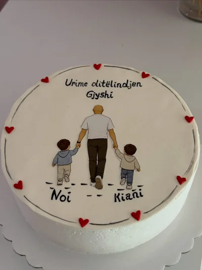 Tortë ditëlindjeje për gjyshin me nipërit