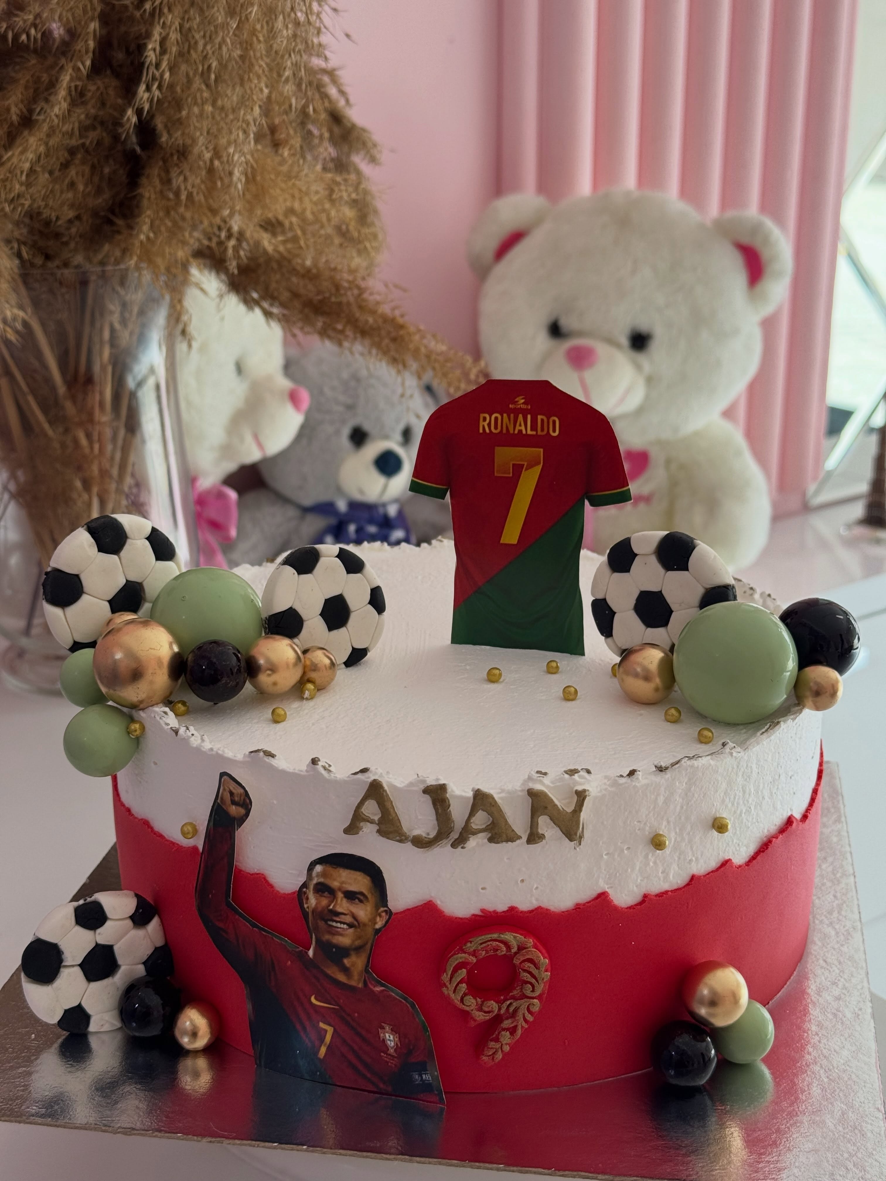 Tortë futbolli me Ronaldo për ditëlindje – 𝗧𝘄𝗶𝗻𝘀 𝗗𝗲𝘀𝘀𝗲𝗿𝘁