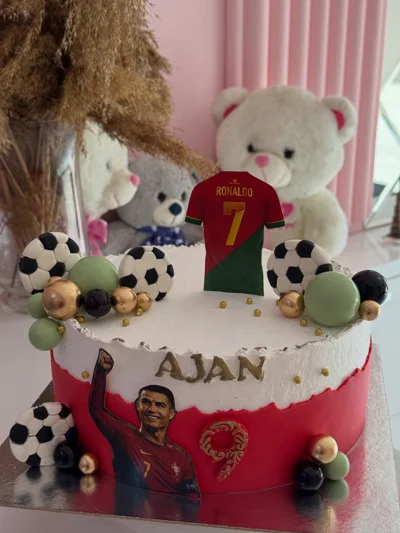 Tortë futbolli me Ronaldo për ditëlindje