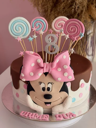 Tortë Minnie Mouse për 8 vjeç me lëpirëse