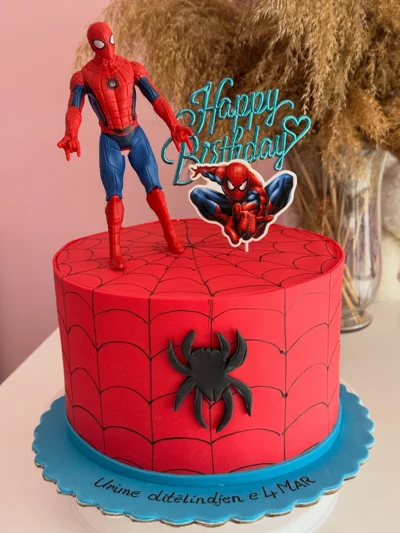 Tortë Spiderman e kuqe për ditëlindje