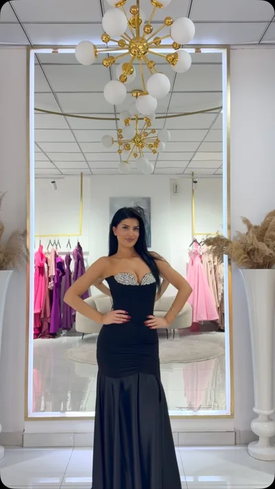 Fustan i zi satin pa rripa me gurë