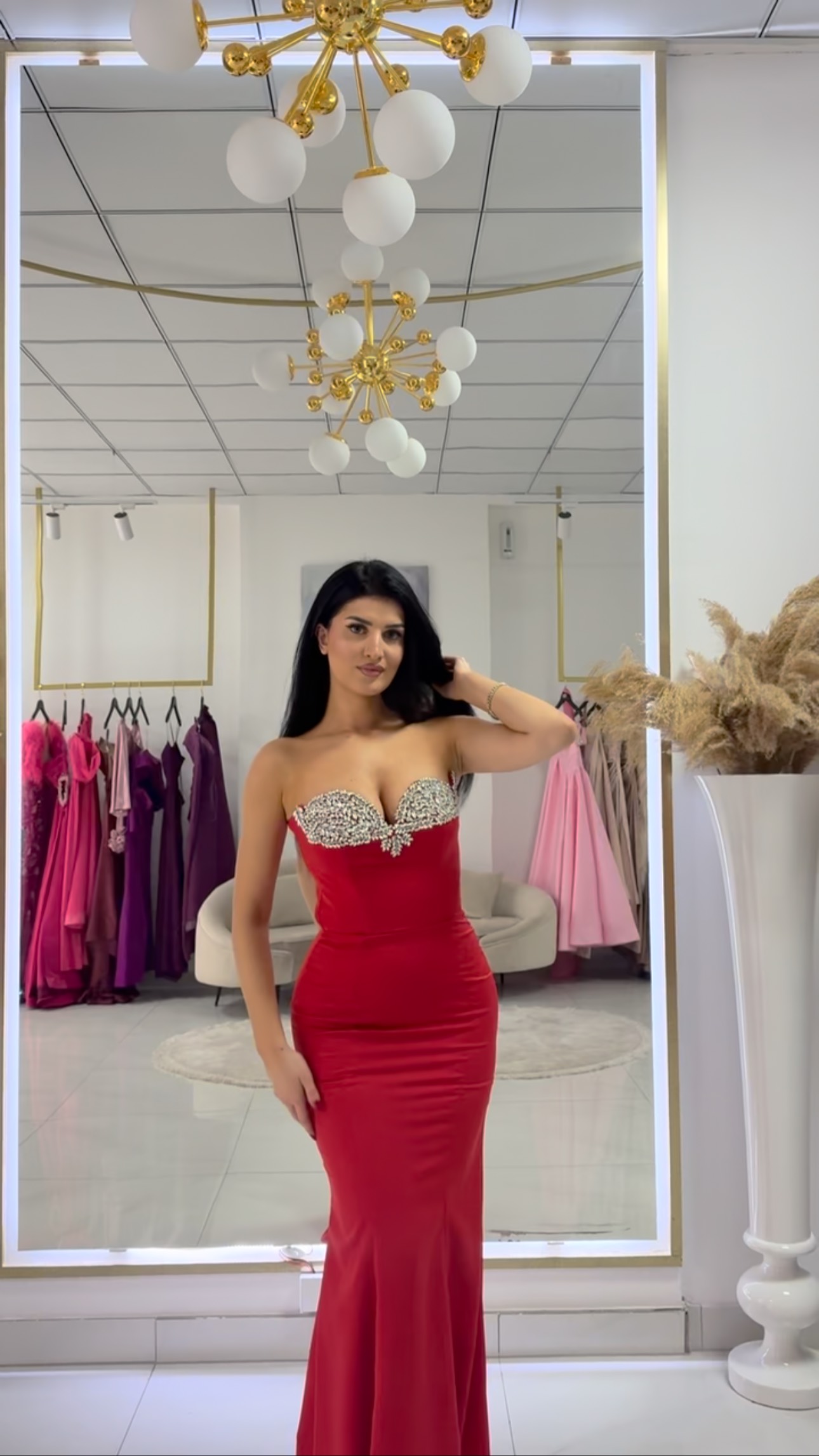 Fustan i kuq pa rripa me gurë në korse – Unique Dresses