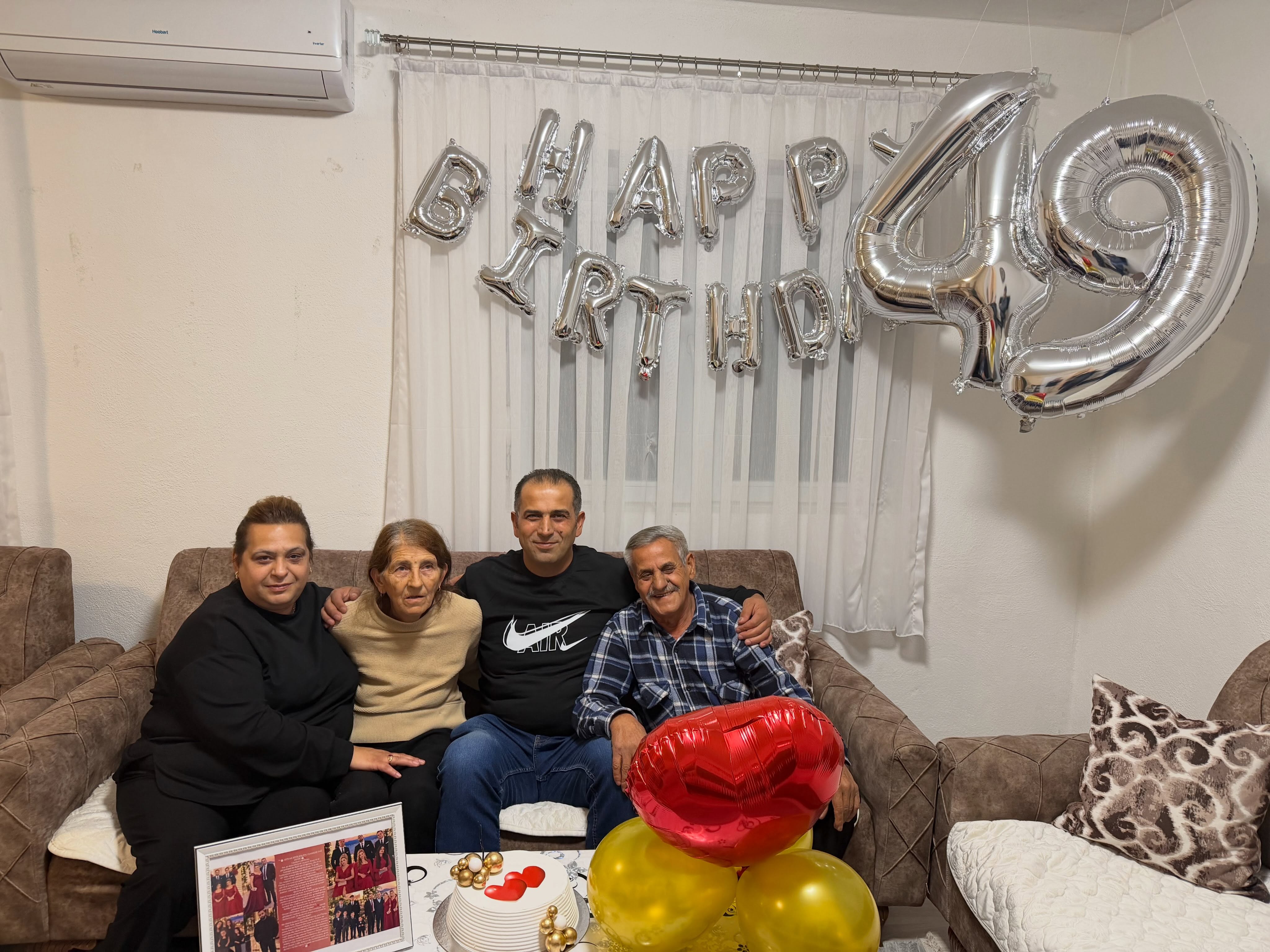 Surprizë për 49-vjetor me balona argjendi – TORTE ME POROSI