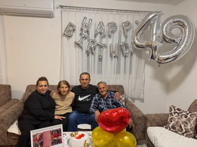 Surprizë për 49-vjetor me balona argjendi