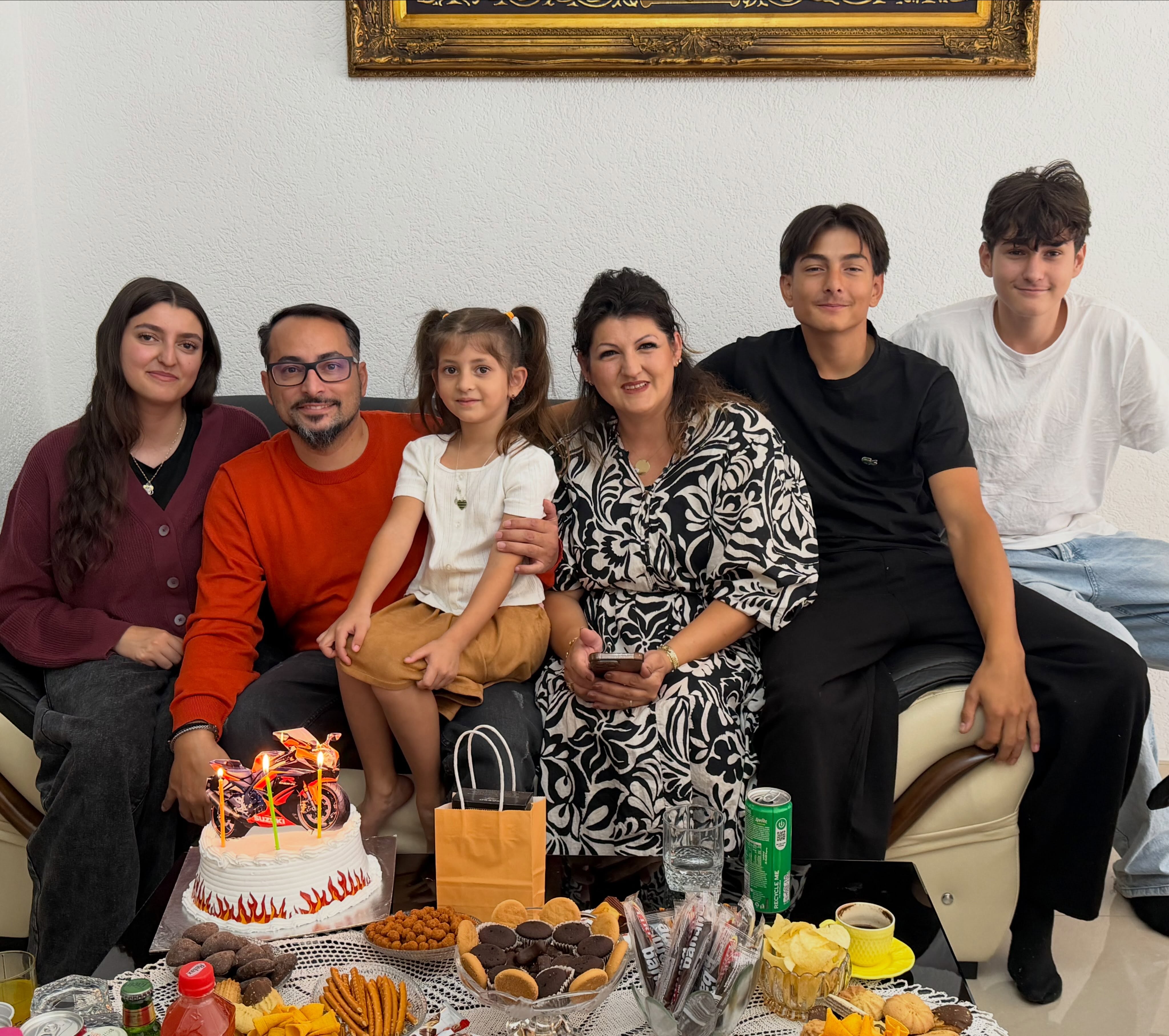 Surprizë ditëlindjeje familjare me tortë dhe ëmbëlsira – TORTE ME POROSI