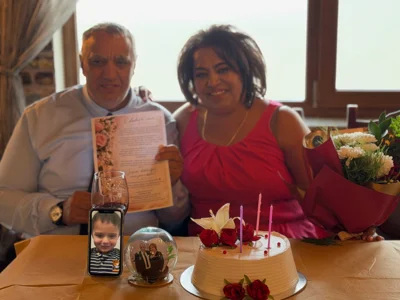 Surprizë ditëlindjeje me tortë, letër dhe lule