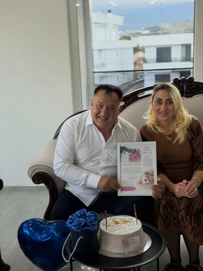Surprizë për shtëpi të re me tortë dhe letër