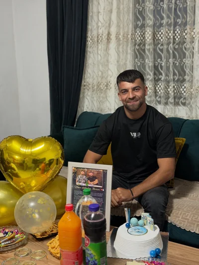 Surprizë me tortë, balona ari dhe letër