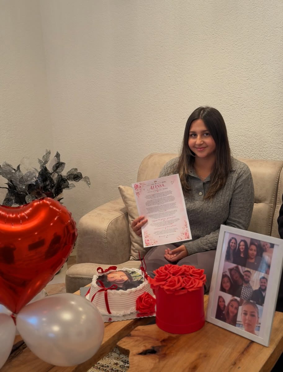 Surprizë me letër, kuti trëndafilash dhe foto – TORTE ME POROSI