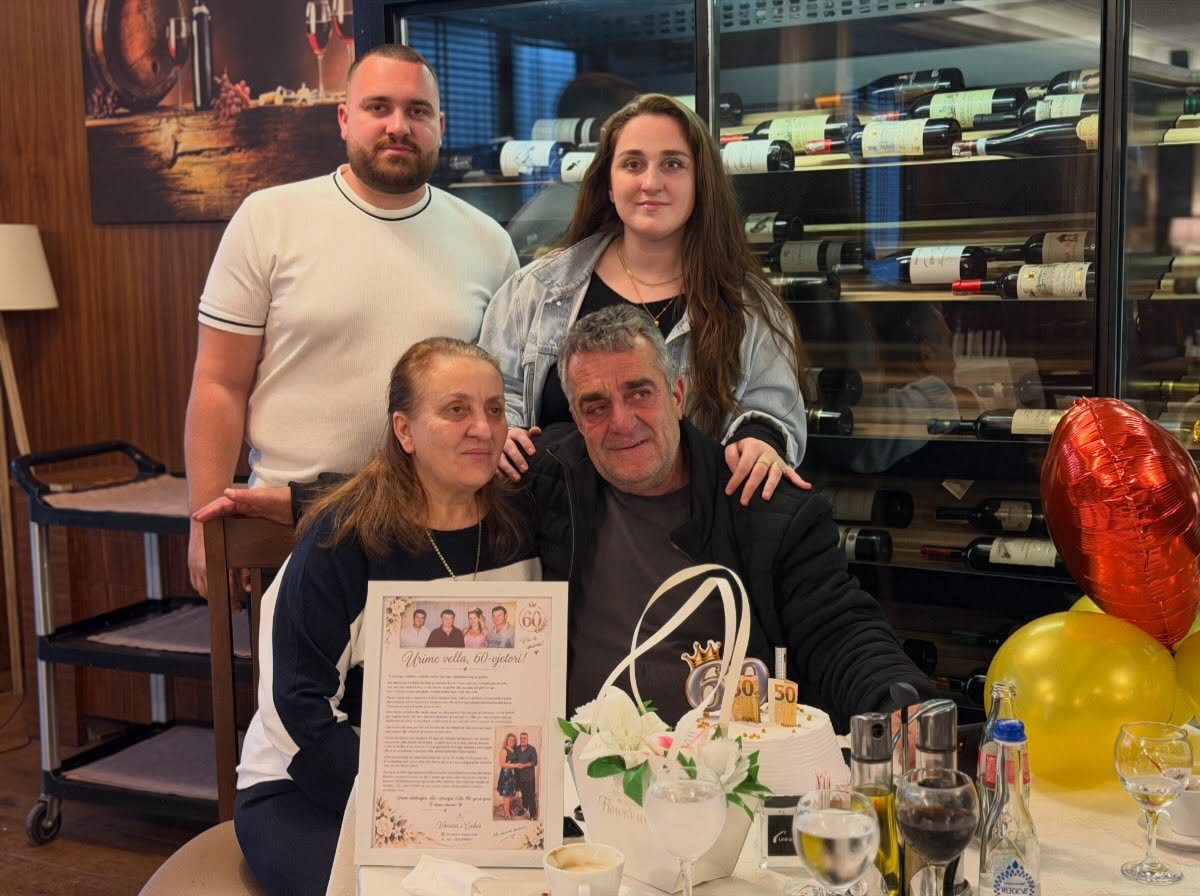 Surprizë me tortë, letër dhe balona zemër – TORTE ME POROSI