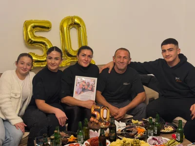 Surprizë për 50-vjetor me balona ari