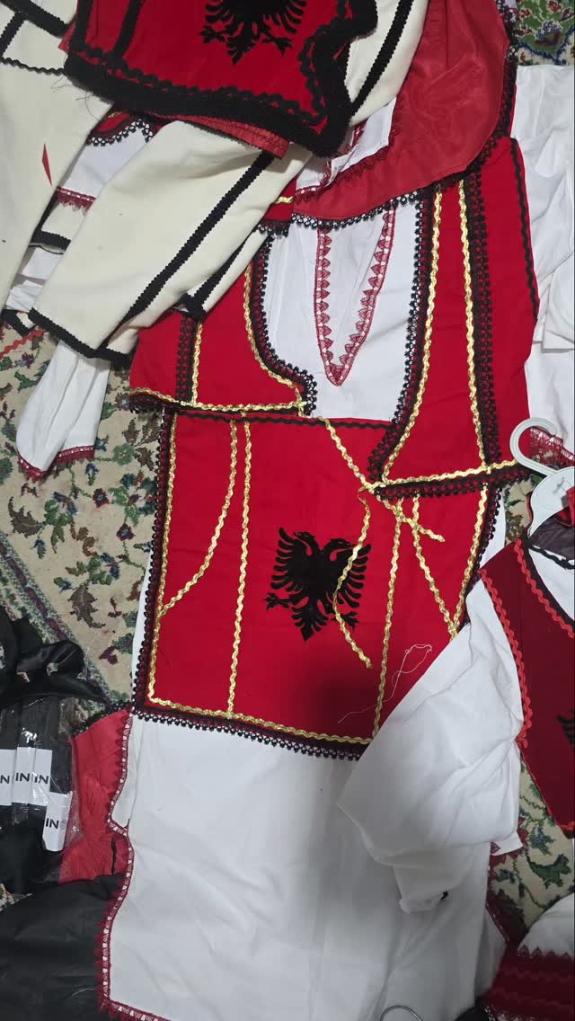 Veshje kombëtare me jelek të kuq dhe shqiponjë – Veshje Kombetare Tradicionale 🇽🇰🇦🇱