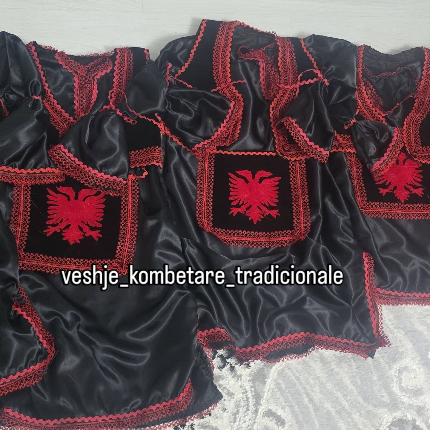 Jelekë të zi me shqiponjë të kuqe – Veshje Kombetare Tradicionale 🇽🇰🇦🇱